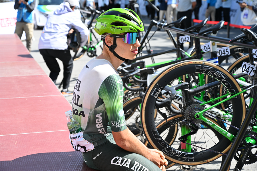 环青赛丨运动员从“冠军摇篮”骑进“彩虹之乡”